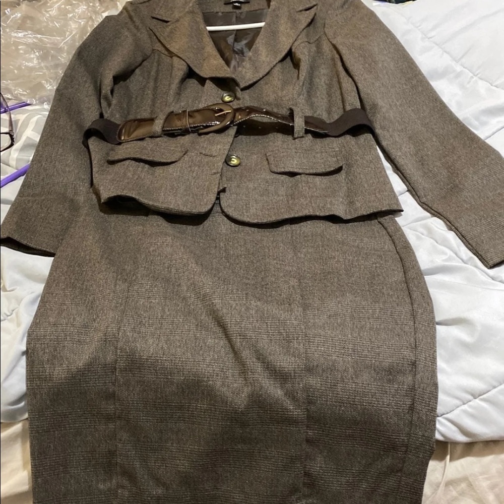 iZbyer suit jacket & matching skirt size XL